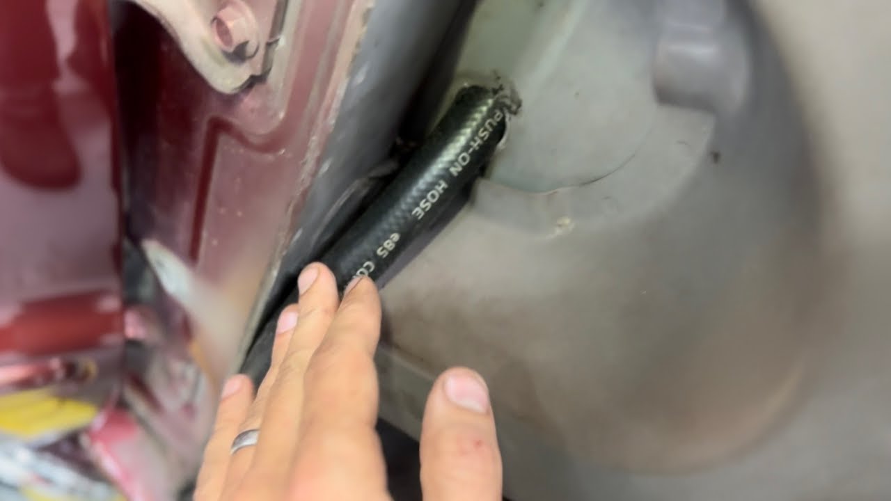 Ремонт водостоков люка на крыше Mercedes.