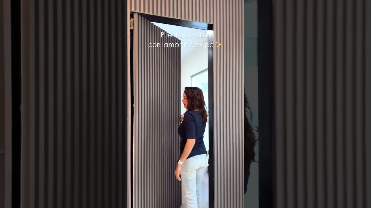 Puerta oculta con lambrin de WPC.