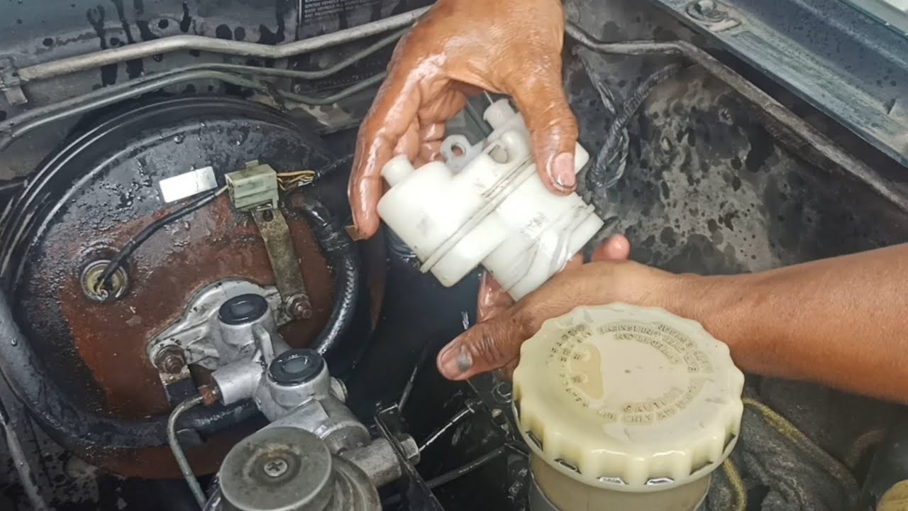 Cleaning reservoir of brake master
