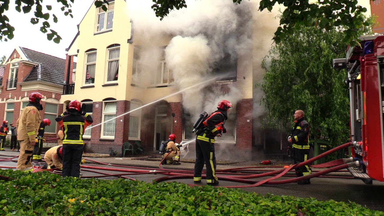 08-09-2019 Grote uitslaande brand verwoest meerdere appartementen aan Stationsweg in Hoogezand