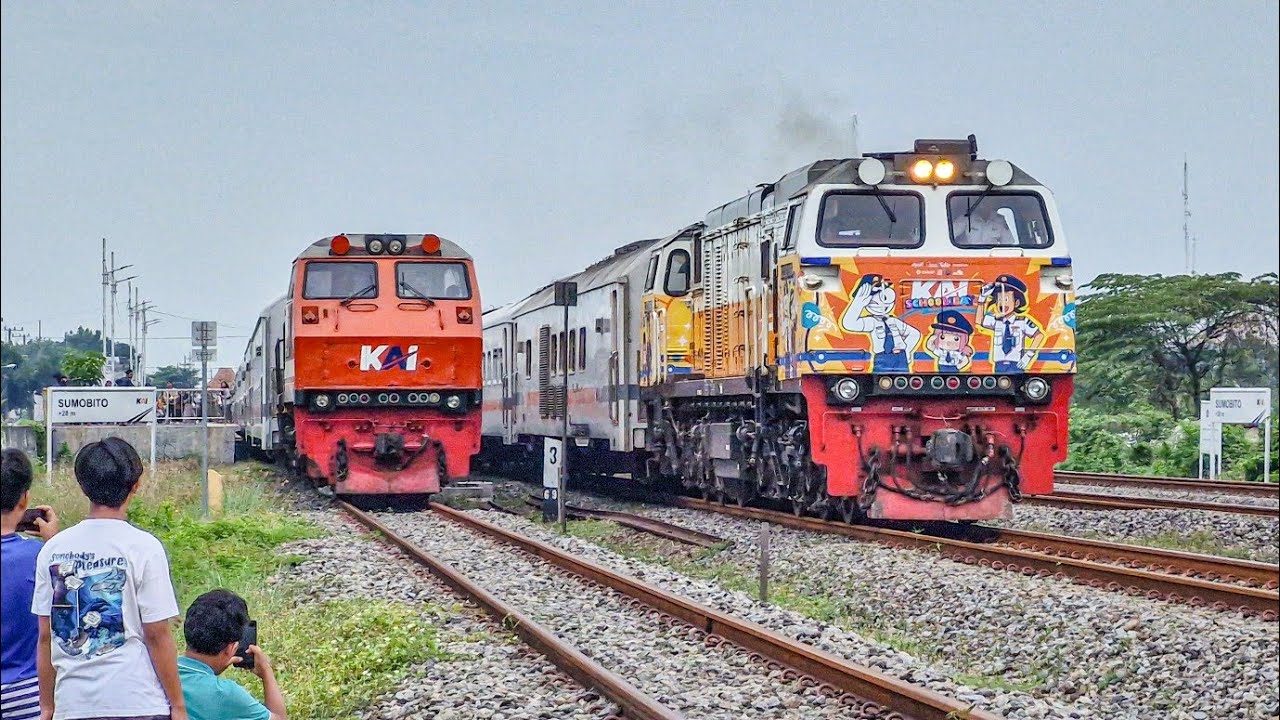 LOKOMOTIF MERAH PALING LANGKA DIHAJAR KERETA NGEBUT LIVERY SPESIAL!! Kereta Api di Stasiun Sumobito