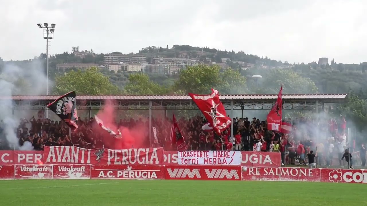 17/09/2022 I TIFOSI DEL PERUGIA SALUTANO LA SQUADRA PRIMA DEL DERBY TERNANA PERUGIA