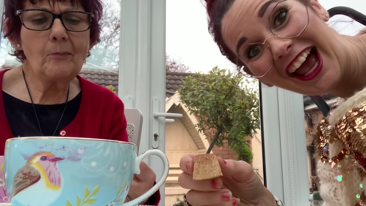 A uk daily vlog vlogmas 18 December 2019 tasting harrods mince pies with my lovely mum