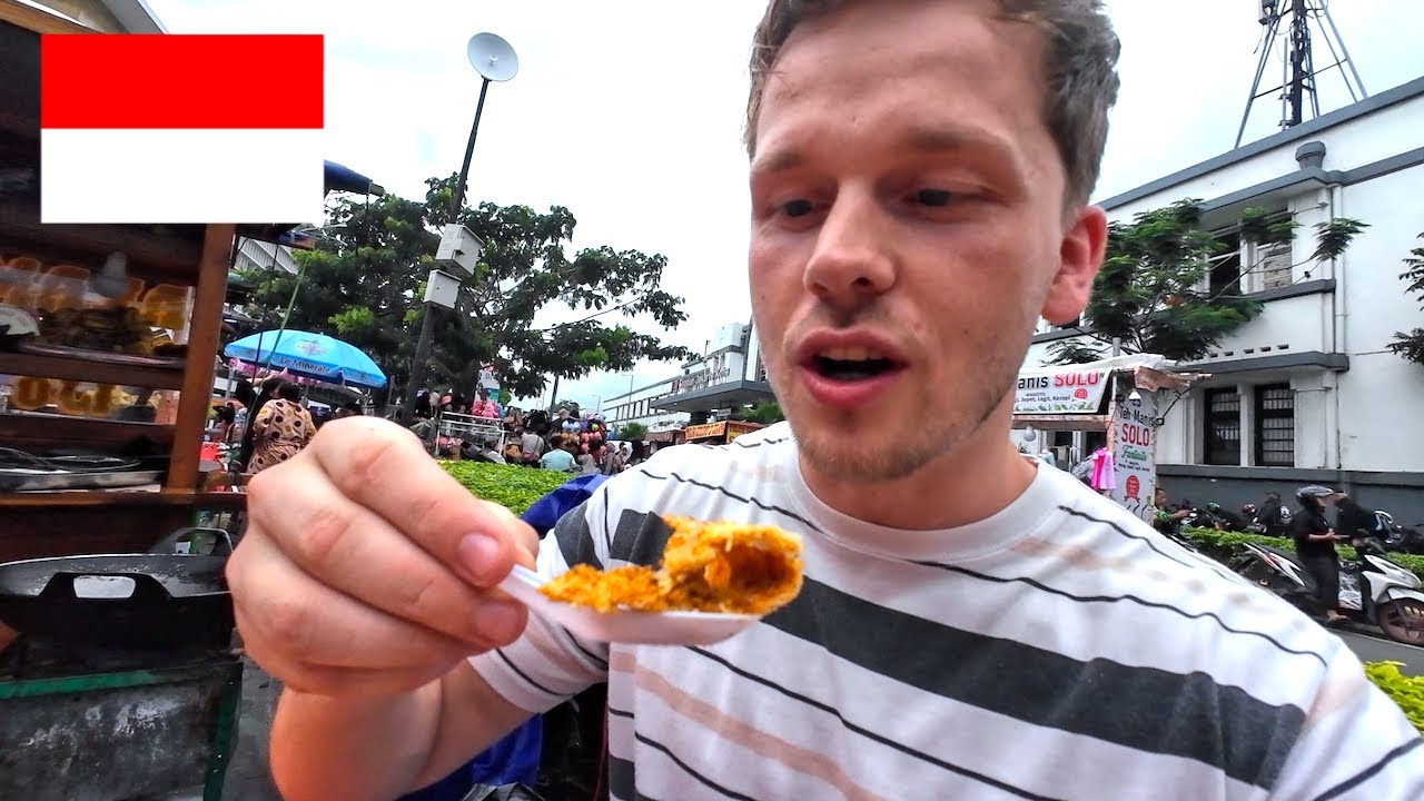 Kerak Telor $1.50 - Street Food in Jakarta, Indonesia 🇮🇩