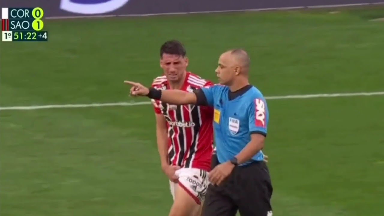 Jonathan Calleri: Soccer Nutshot. Corinthians vs. Sao Paulo. 22/05/2022. Pelotazo en los huevos.