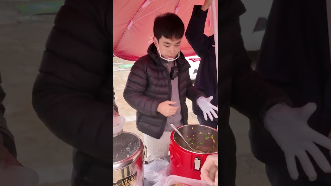 摆摊遇到下雨，和师傅们一起过元旦，新年快乐！#工地摆摊 #盒饭小王子 #工人