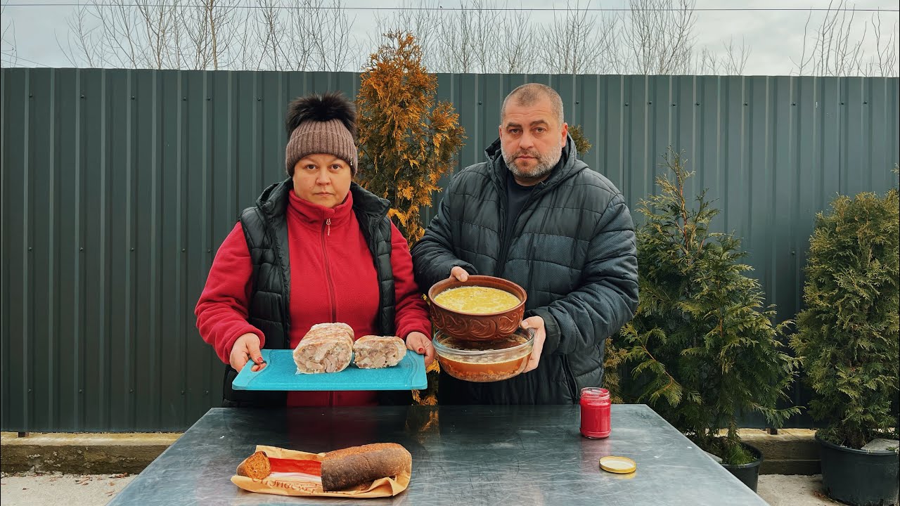СМАЧНИЙ ХОЛОДЕЦЬ ТА МʼЯСНИЙ РУЛЕТ НА СВЯТКОВИЙ СТІЛ.