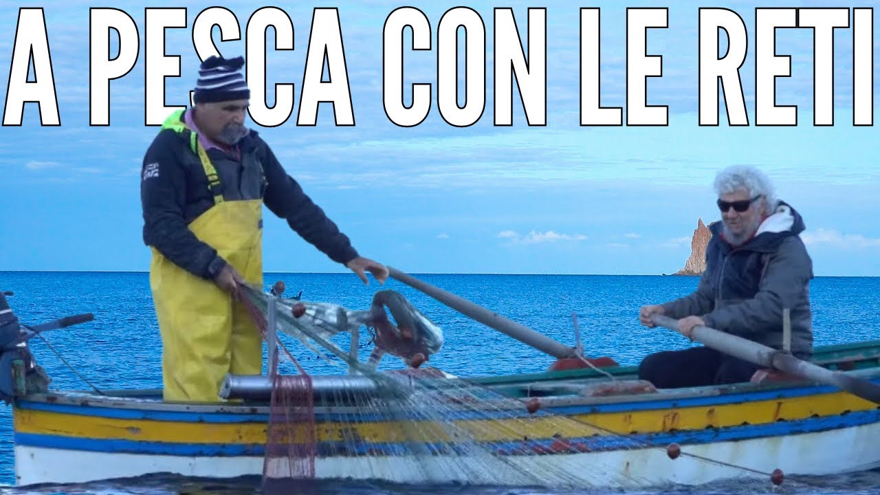 Pescatori tirano le reti a Stromboli