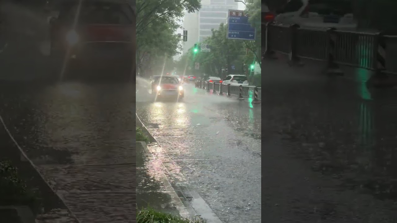 Monsoon Chaos! 🤯 Cars Slicing Through Flooded City Streets#RainLovingSoul #scatteredrain #CityStorm