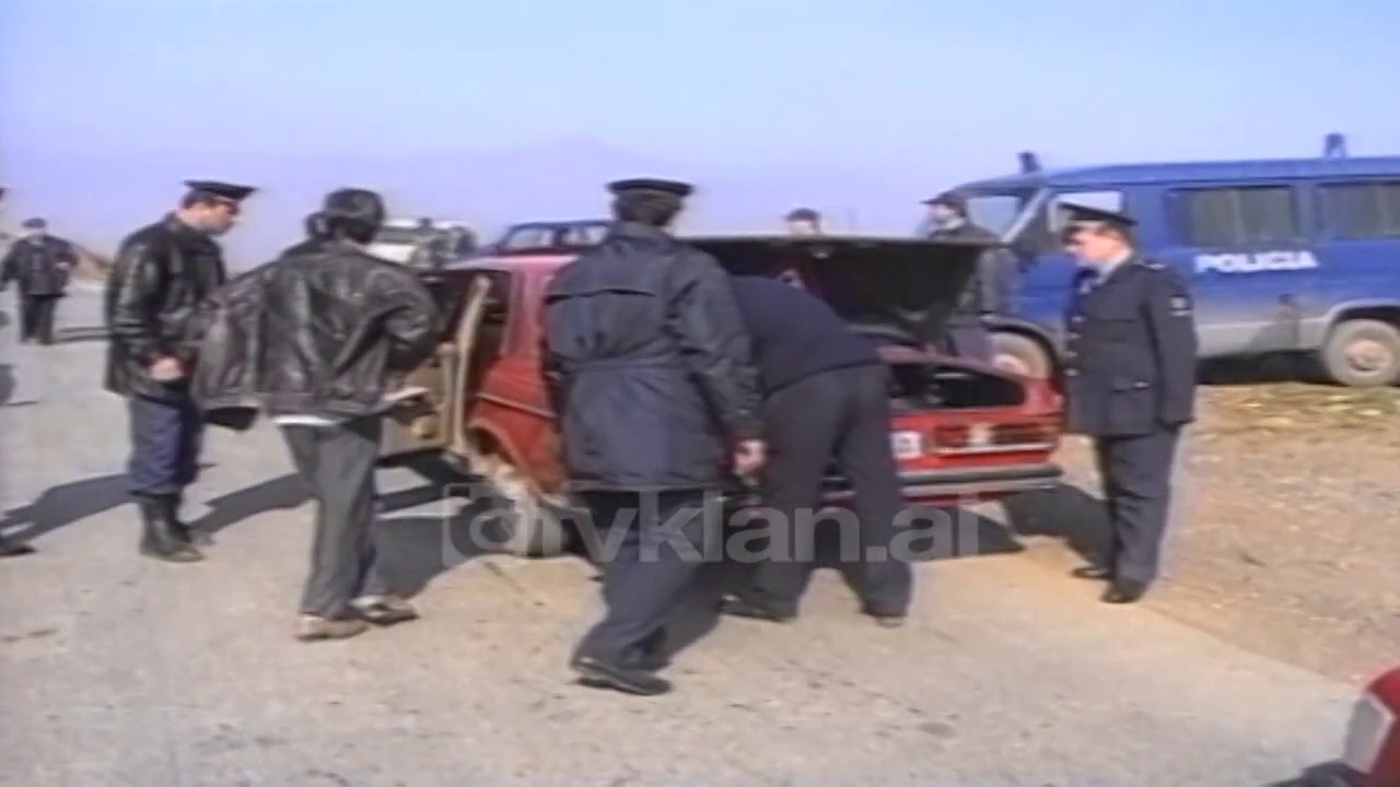 Maskat ne Puke, policia shkembim zjarri me grabitesit - (5 Prill 2001)