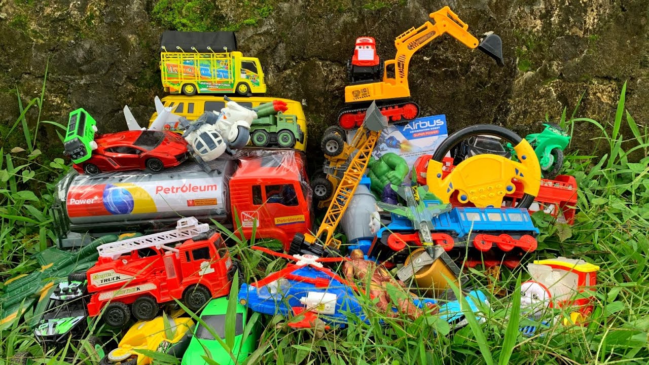 Mencari Mainan Mobil Balap, Mobil Polisi, Truk Molen, Truk Tangki, Mobil Ambulance, Excavator Beko