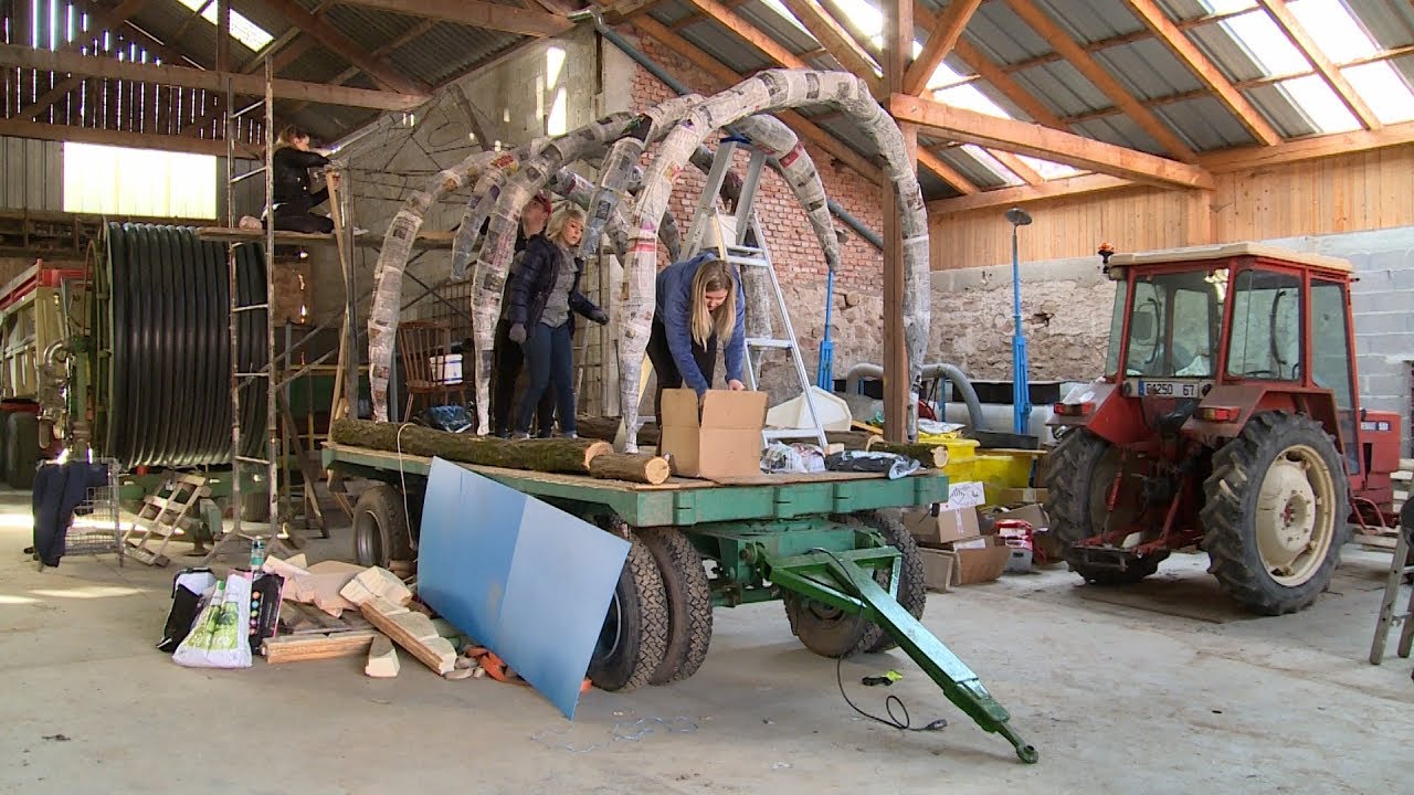 La construction d'un char de carnaval