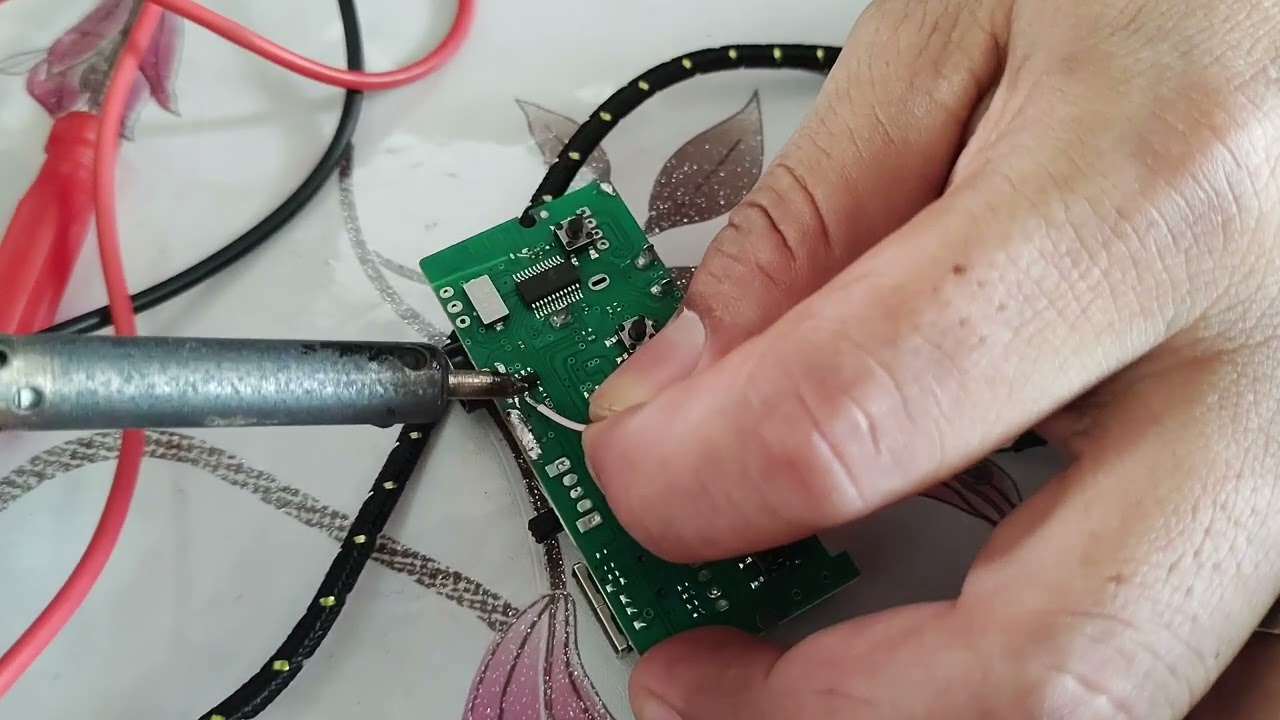 reparando centro de carga de bocina, adaptando un cable USB .