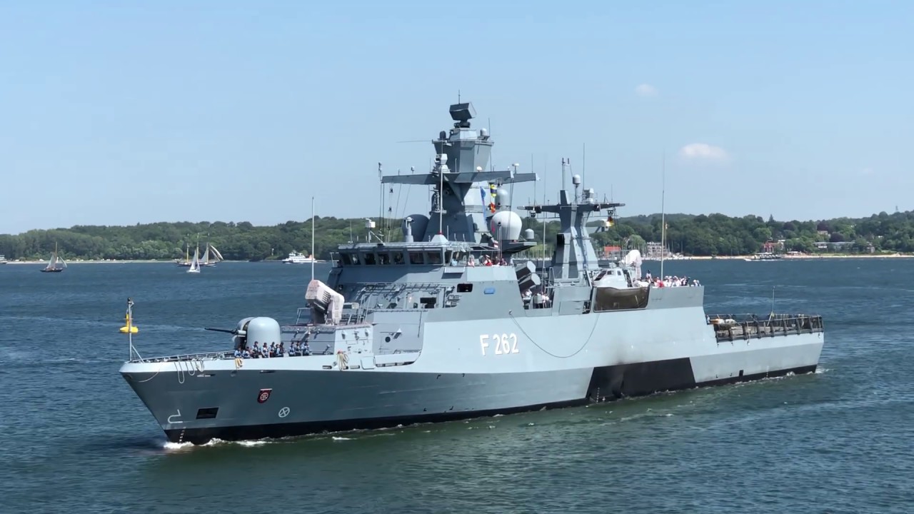 Корвет ERFURT (F 262) ВМС Германии в районе Тирпитцхафен, Кил...