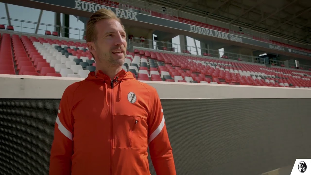 Stadionmoderator Stefan Mayer dreht eine Platzrunde mit dem Spieler Kevin Schade vom SC Freiburg