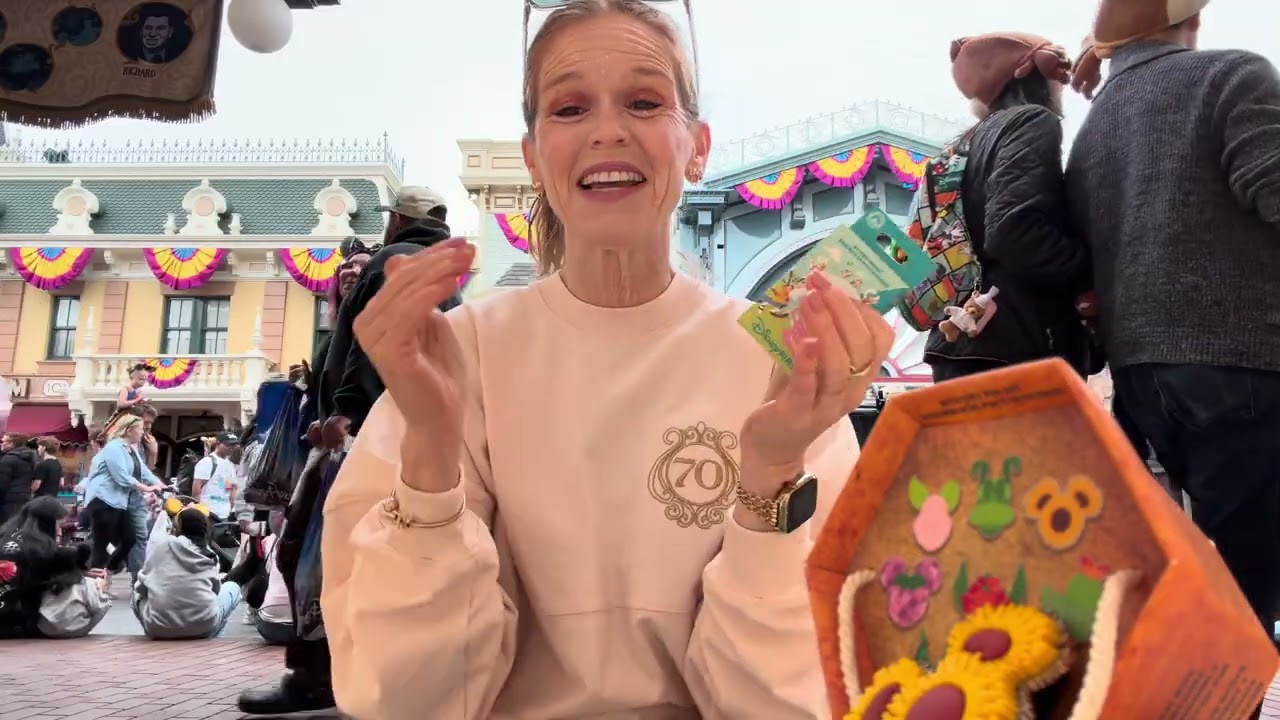Video #513 Unboxing Giveaway ASL Disney- Celebrate Happy/ cavalcade/ hunt