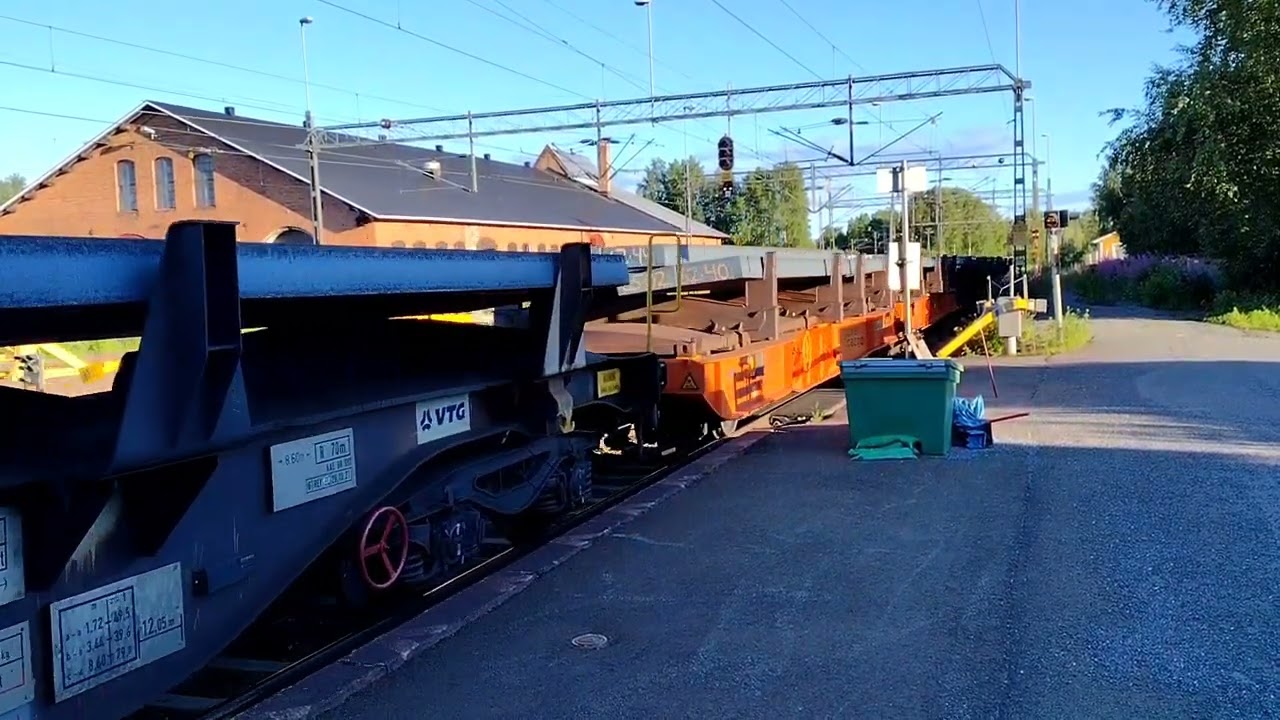 Green Cargo st&aring;lpendeln ankommer Bodens C och passerar Boden S&ouml;dra p&aring; v&auml;g s&ouml;derut till Borl&auml;nge.