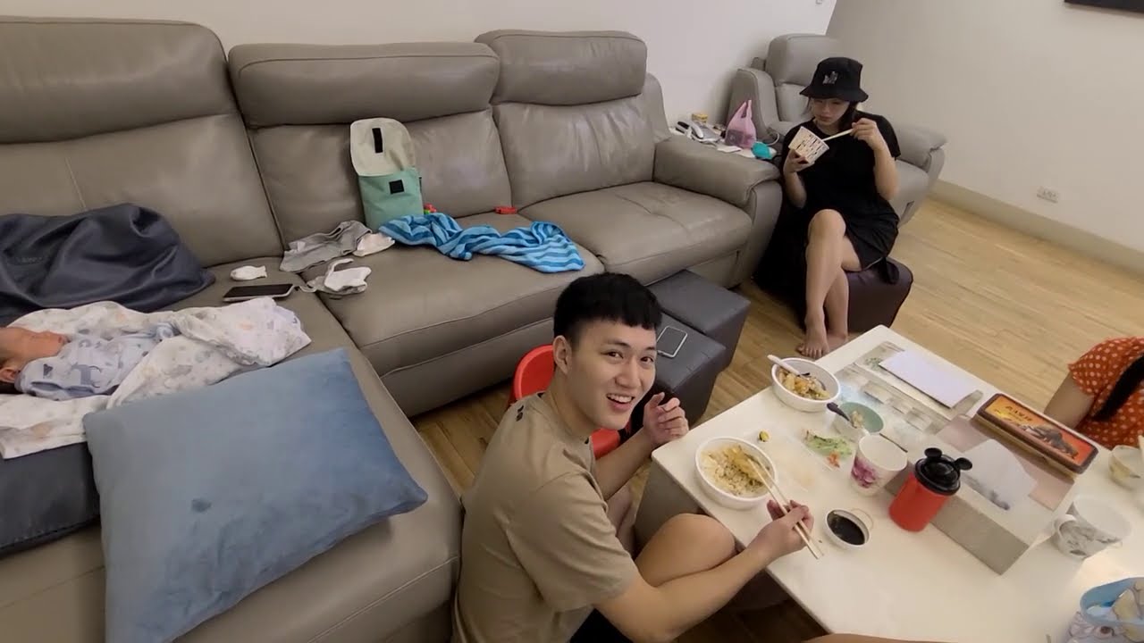 迷你Q回家拉，第一次一起吃晚餐