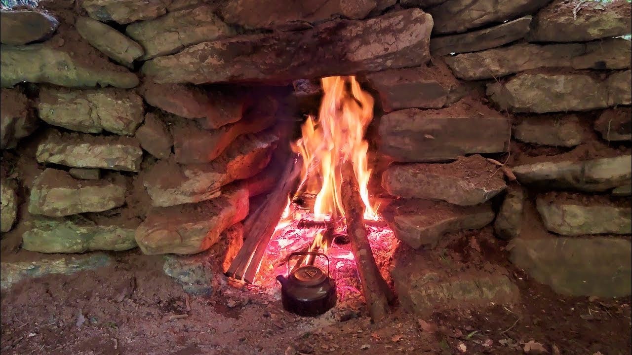 Камин в каменном убежище для выживания - Кемпинг Bushcraft shelter, Зимний кемпинг
