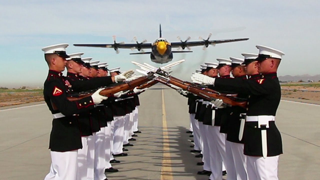 Американский C-130s очень низкий проход во взводе морской пехоты "Silent Drill"