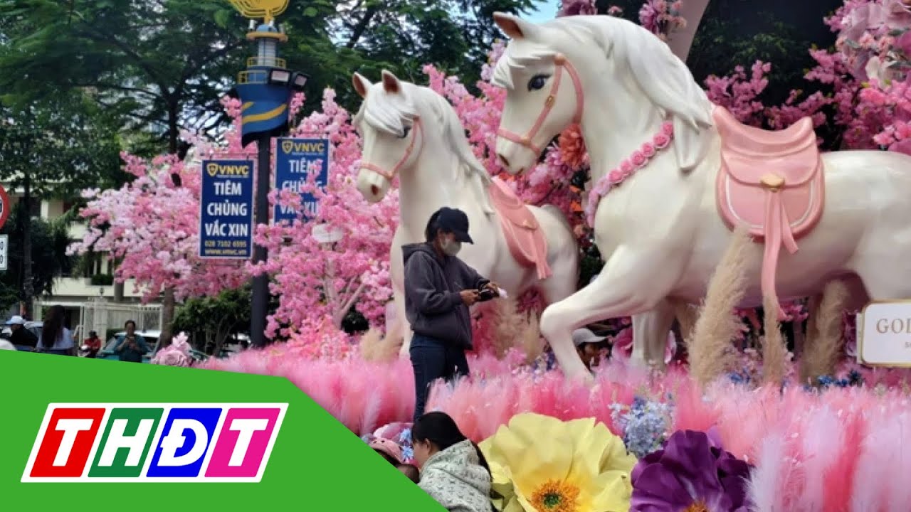 Cặp linh vật ngựa hồng gây sốt ở Nha Trang | THDT