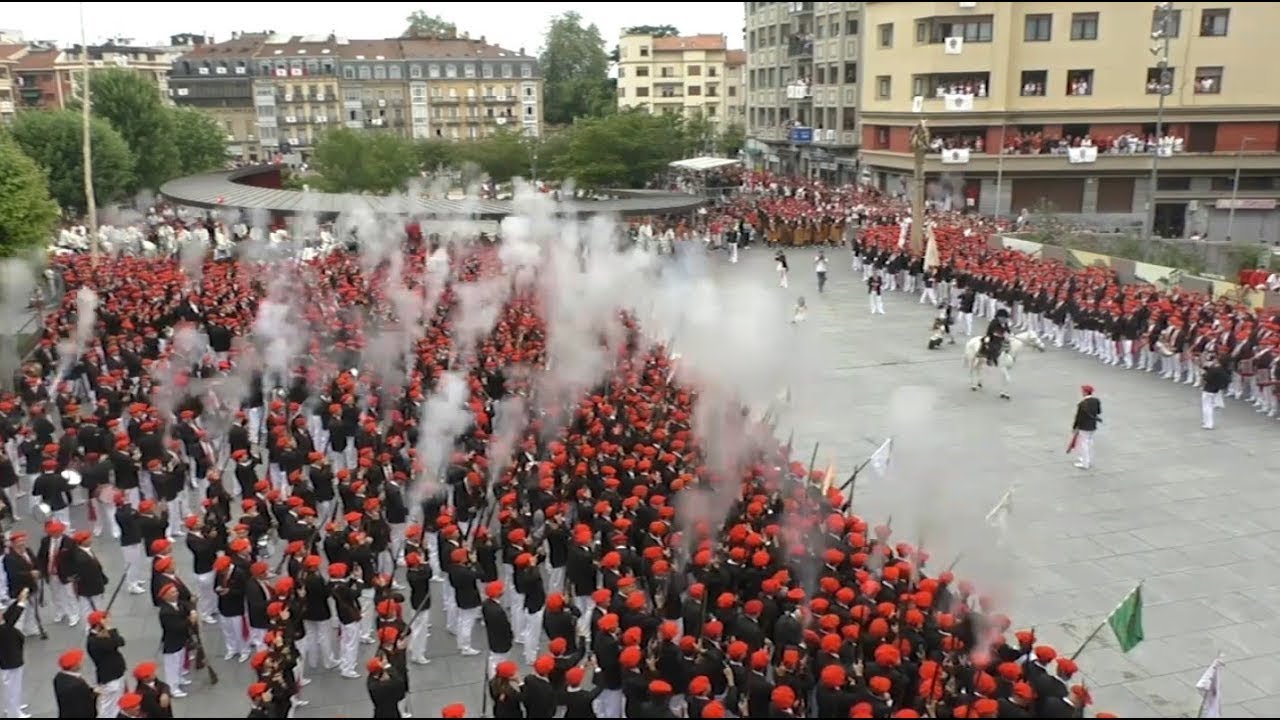 El Alarde de San Marcial 2024 a su paso por la plaza San Juan I Irun