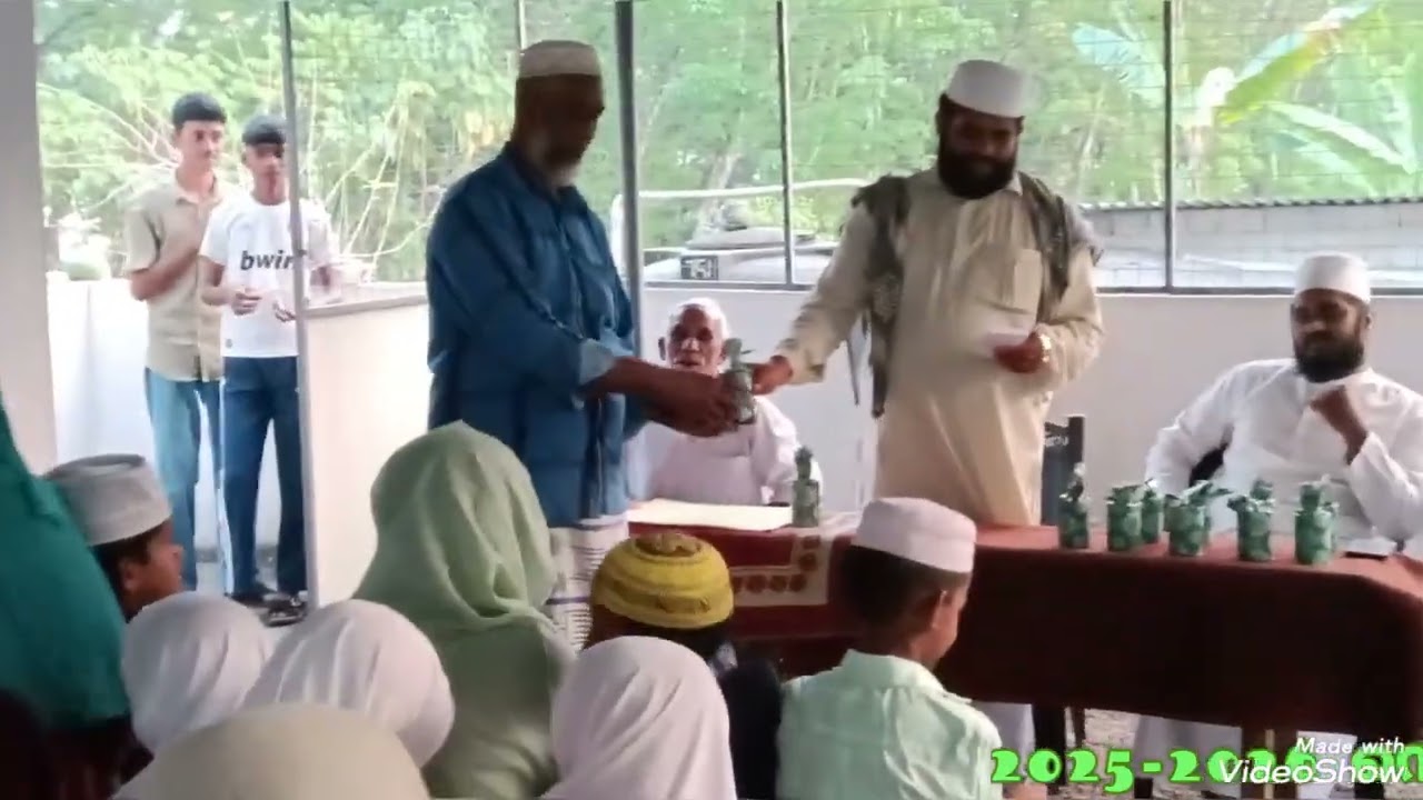 2025-2026 നെല്ലിമുരിപ്പ് മുഹിയിദ്ദീൻ മദ്റസ വാർഷികത്തിൽ വിദ്യാർത്ഥികൾക്ക് സമ്മാനം നൽകുന്നു