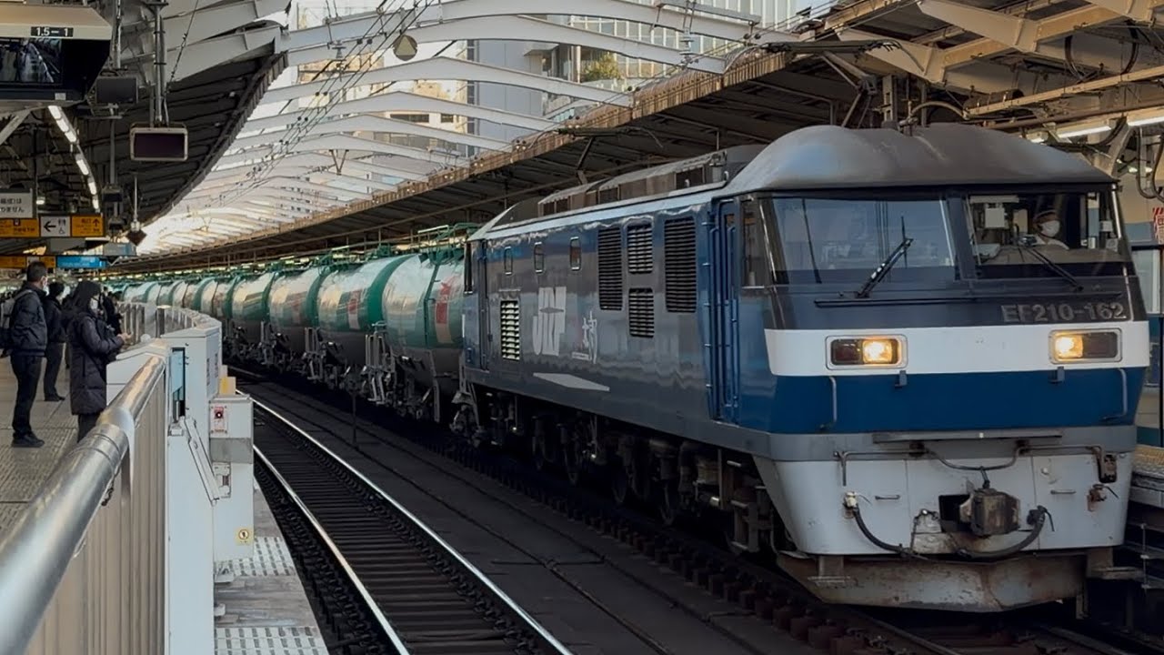 【4K高画質】【ジョイント音最高！】JR貨物EF210形100番台162号機〔新〕（旧塗装）＋緑色タキ20両が関内駅2番線を超高速通過するシーン（3091レ・新A150・石油輸送）2026.2.9