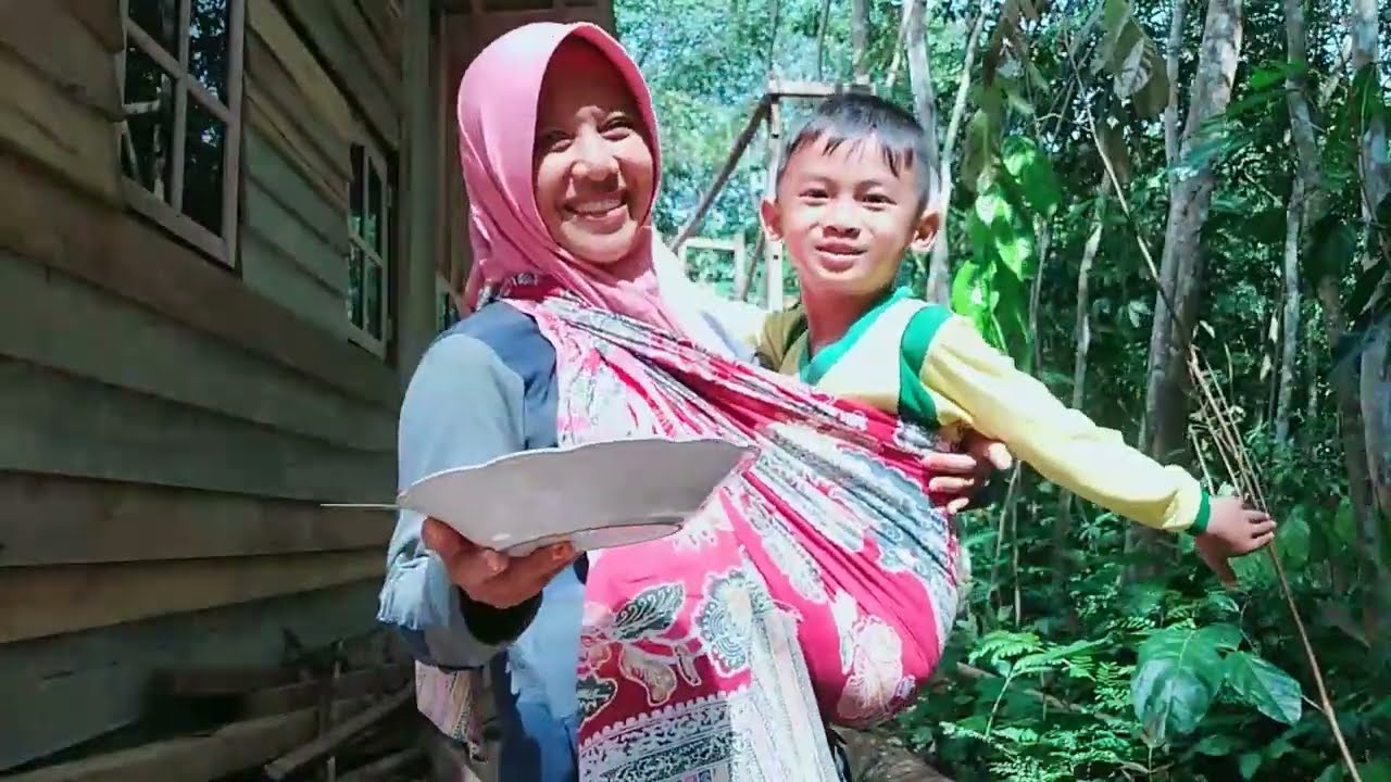 Gendong Adik Rafif Makan Nasi Goreng di Rumah Baru Pinggir Hutan/ Hidup di Desa/ Wongndeso