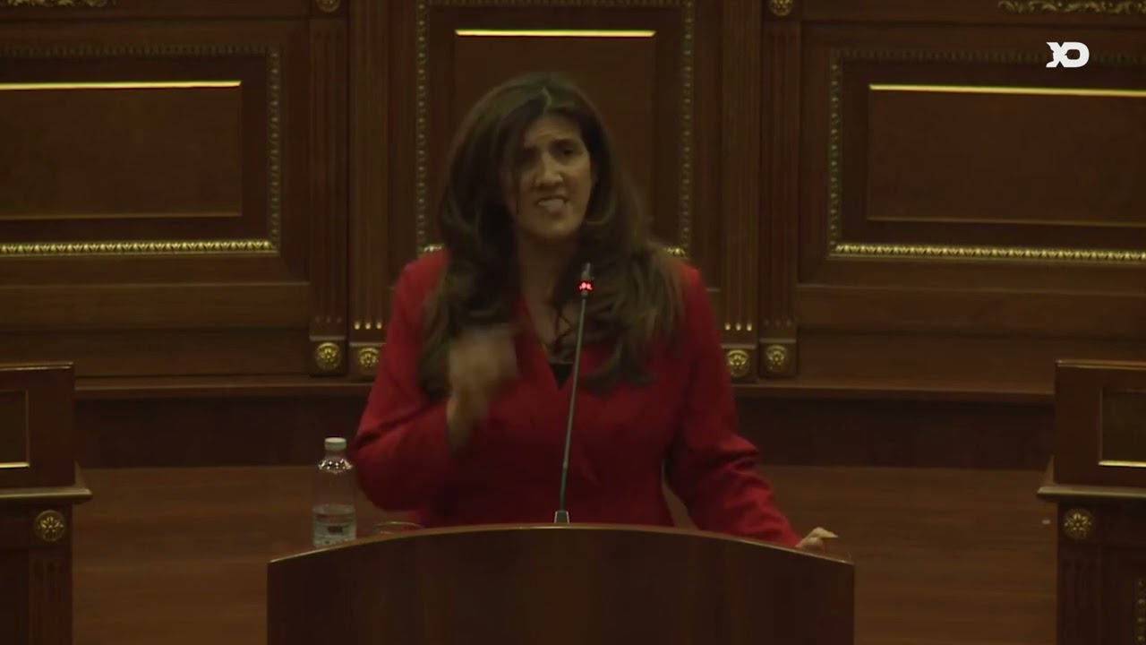Ganimete Musliu p&euml;r kryeministrin Kurti: Ky frikacaku ve&ccedil; vjen e l&euml;shon nj&euml; grusht t&euml; miza dhe ik