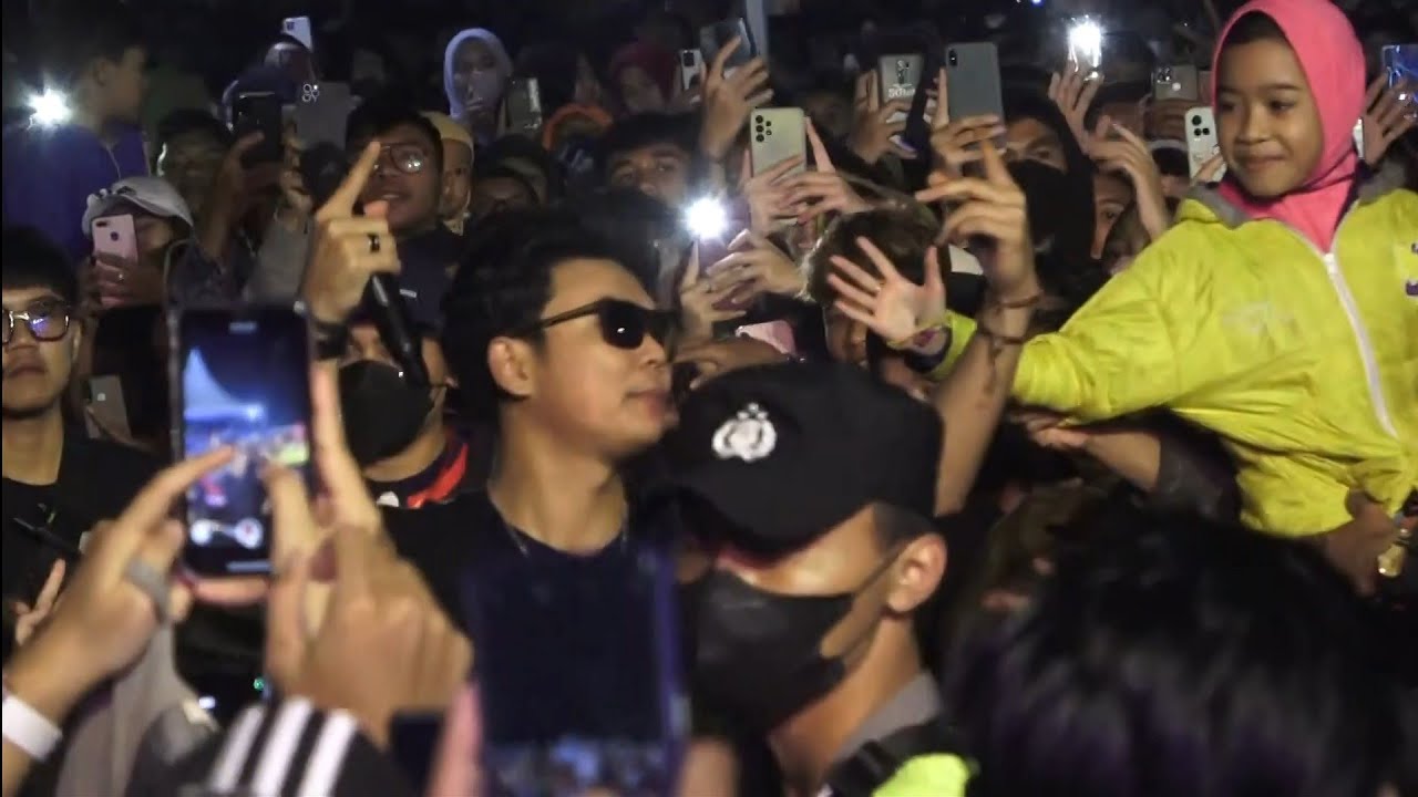 Tri Suaka feat Nabila Maharani moment romantis satu panggung | Konser Tunggal   Full HD