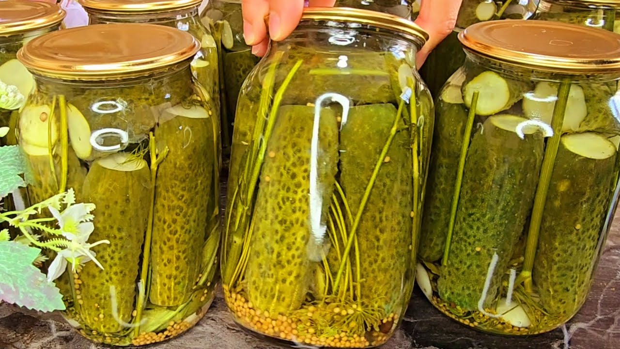 ПРОСТО ЗАЛИВАЮ КИПЯТКОМ. Закрываю по 50 банок и мало! Зимой огурцы не покупаю! Хрустящие ОГУРЦЫ
