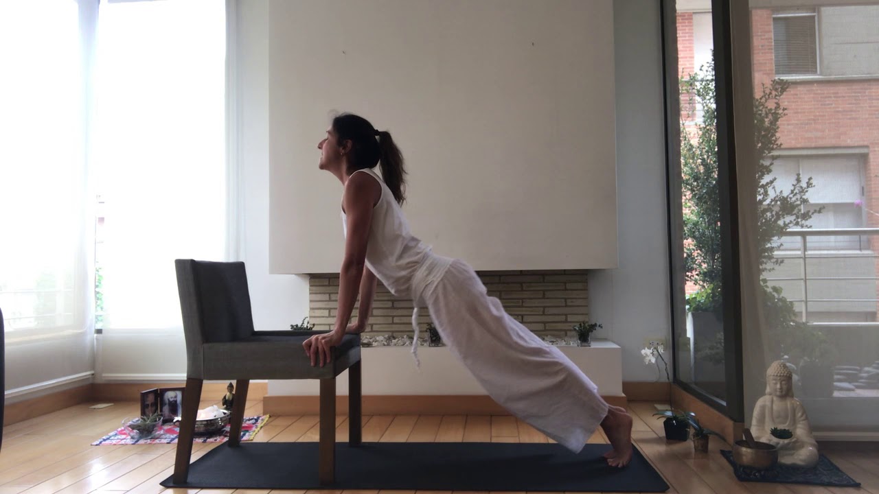Yoga en Silla. Saludo al sol con silla. Con Silvia