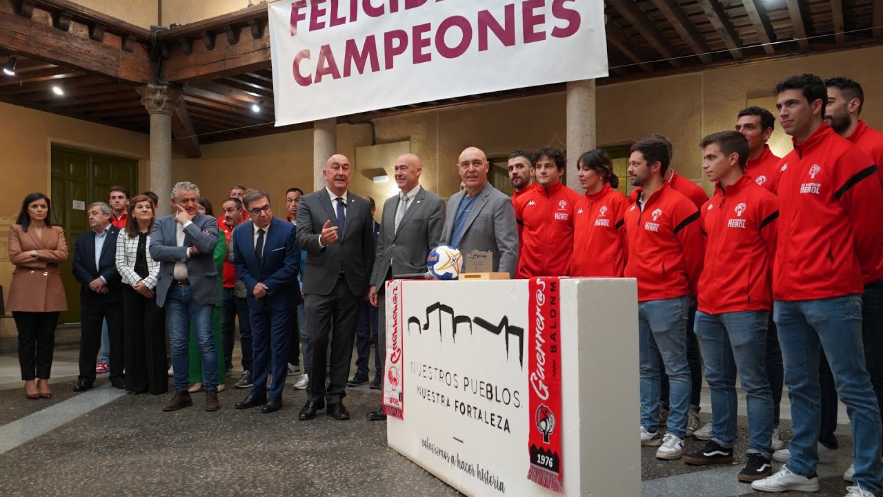 El primer equipo del Balonmano Nava comparte con la corporación provincial su ascenso a Liga ASOBAL