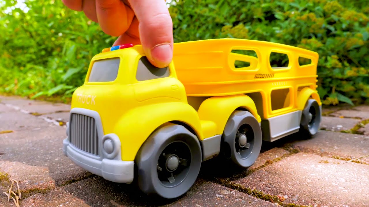 Leluautot peräkärryillä: lelutraktori, autorekka & tukkirekka. Lasten autot ja rekat. Auttaja-autot.