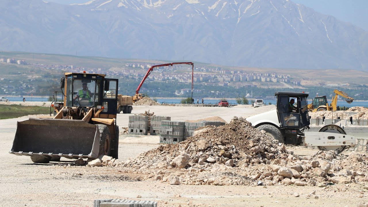 Van Gölü kıyısında 16 kilometrelik sahil bandı yolu yapılıyor