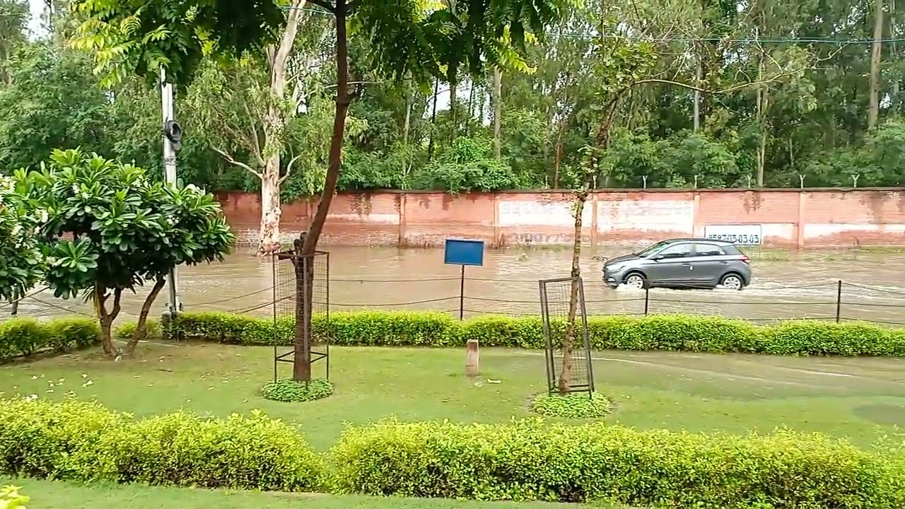 greater Noida doob Raha hai Pani main