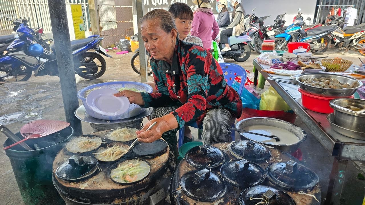 Hàng bánh xèo tôm mực độc lạ ăn kèm với củ su, khách đứng đông đen chờ tới lượt
