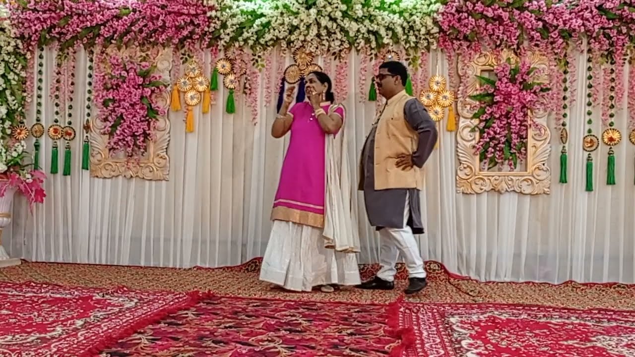 Kyu aage peeche dolte ho bhavro ki tarah | couple dance by mummy & papa| sangeet night|