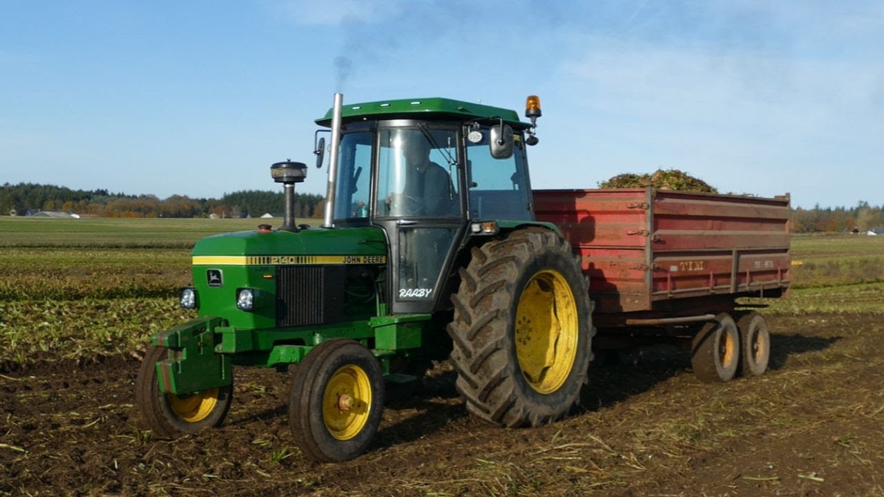 JOHN DEERE 2140 PULLING WAGON WITH BEETS
