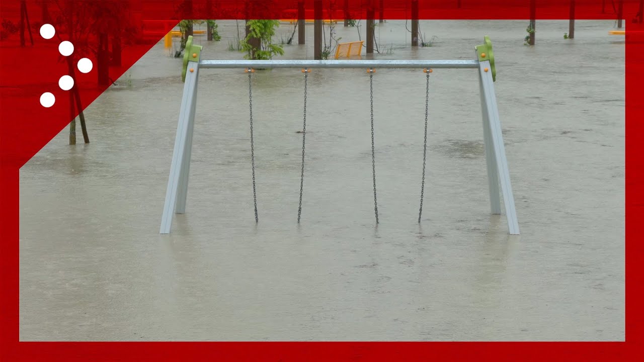 Bologna, il fiume Idice esce dagli argini a Castenaso: allagata l'area di un parco giochi