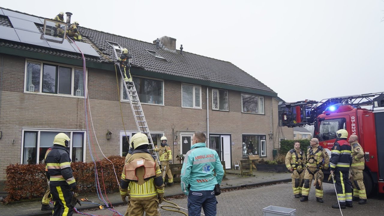 Dak in brand van woning in Appelscha