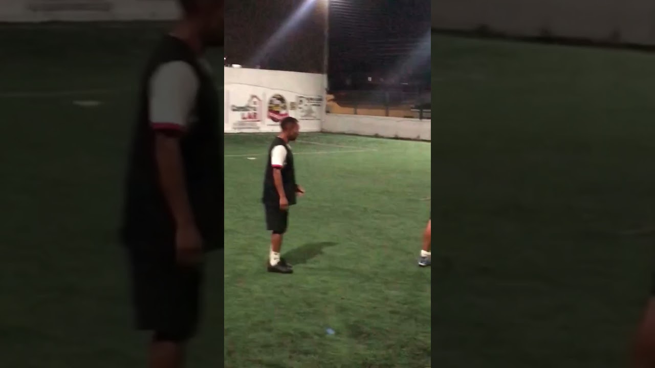 Quando a pelada &eacute; valendo uma coca #shorts #shortvideo #kk #futebol #briga