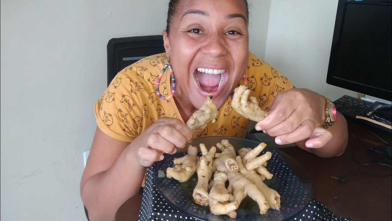 COMENDO PÉ DE GALINHA COM A MÃO