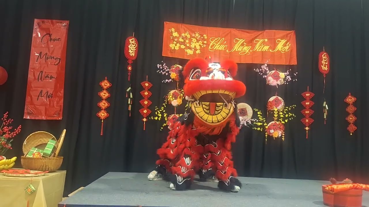 “Awakens” the lion