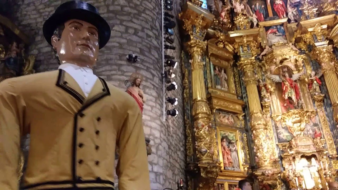 Baile gigantes iglesia Aoiz