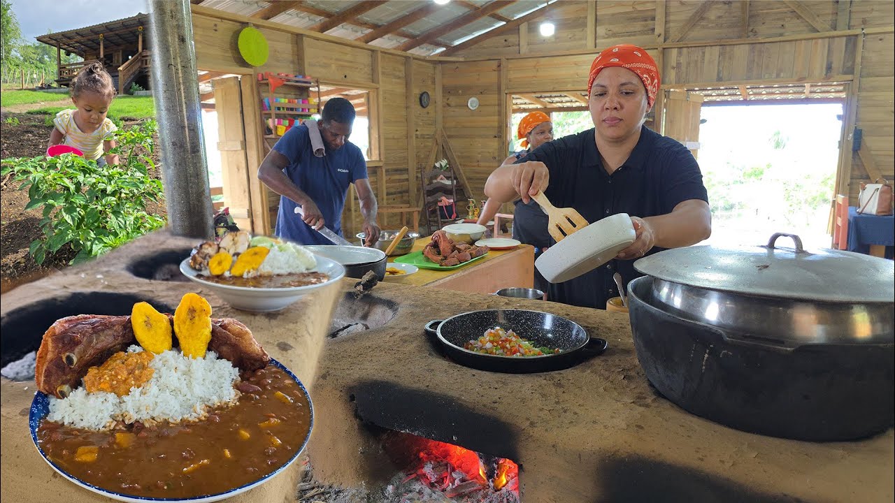 Leila Recoge Ajies Para freir CHICHARRONES EN EL FOGON DE BARRO. Comida Tipica. La vida del campo