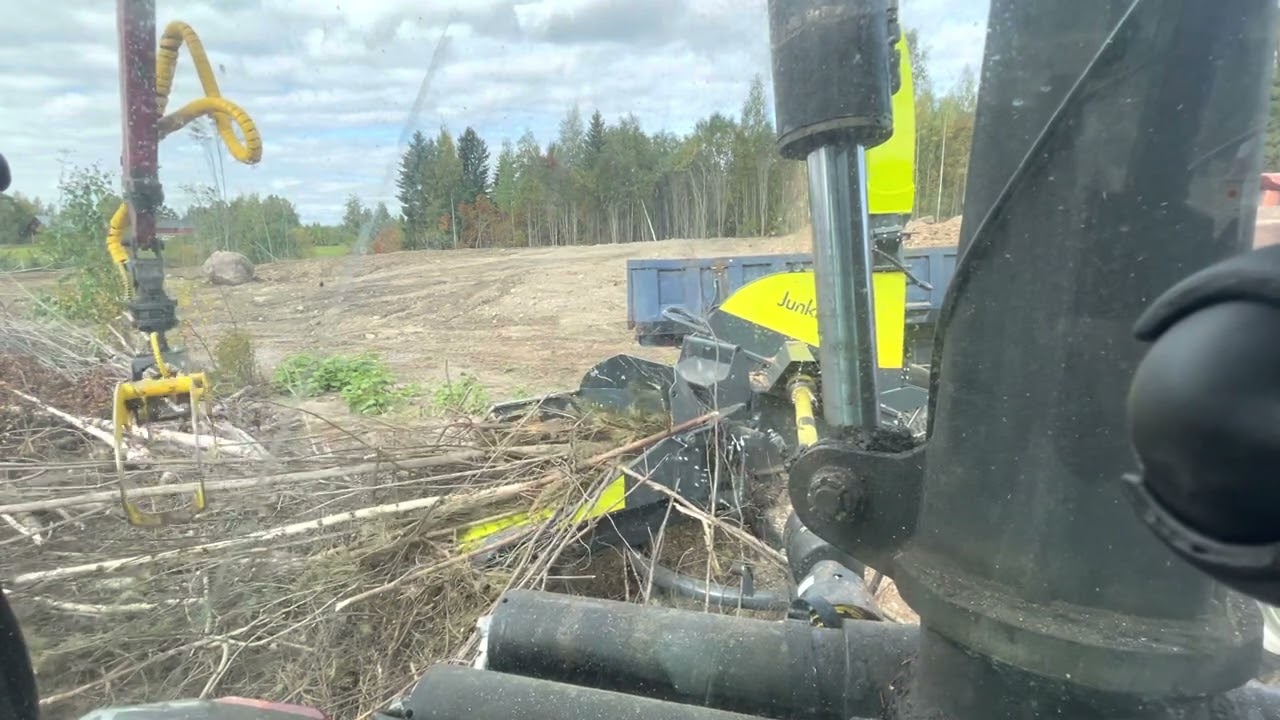 Junkkari HJ500 risujen ja karsimattoman rangan haketusta. Junkkari HJ500 wood chipper