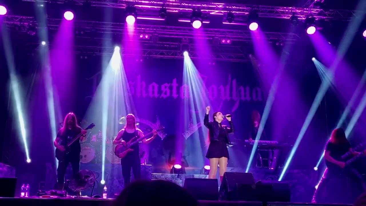 Raskasta Joulua  -  Elize Ryd - Julen Är Här  - Oulu 2022 (Phone-cam)