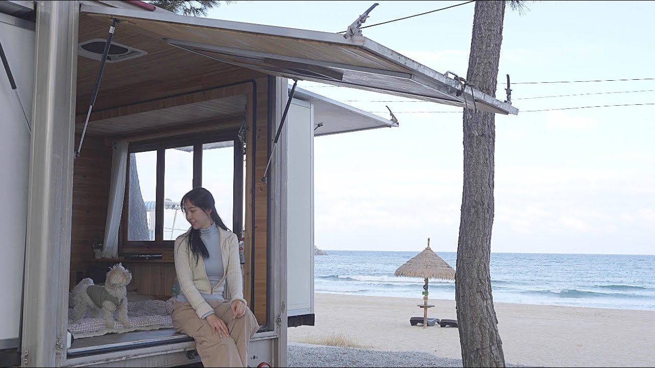 차가운 겨울바다 앞에서  확장형 트럭으로 아늑한 그림캠핑 | 구독자 이벤트| Truck camper in front of the winter sea